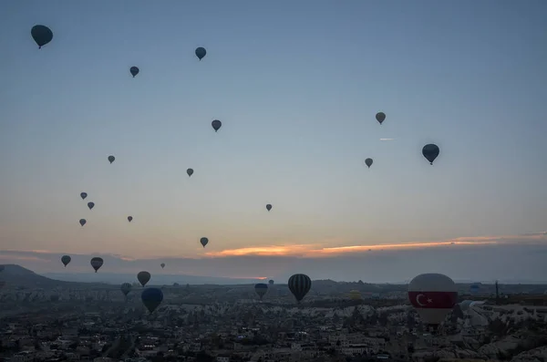 Palloni Aerostatici Colorati Che Sorvolano Valle Formazioni Rocciose Con Camini — Foto Stock