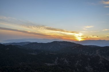 Türkiye 'nin Antalya kenti Kemer yakınlarındaki Tahtali Dağı' nın tepesinden gün batımına kadar uzanan güzel dağ manzarası. 