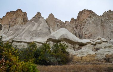 Goreme, Kapadokya, Türkiye 'deki peri bacalarıyla eşsiz güzel dağ manzarasının fotoğrafı
