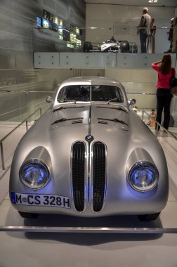 MUNICH, GERMANY - 24 Eylül 2013: Almanya 'nın Münih kentindeki BMW Müzesinde efsanevi araba ve motosiklet modelleri sergisinde gümüş BMW 328 Superleggera Coupe