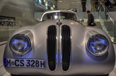 MUNICH, GERMANY - 24 Eylül 2013: Almanya 'nın Münih kentindeki BMW Müzesinde efsanevi araba ve motosiklet modelleri sergisinde gümüş BMW 328 Superleggera Coupe