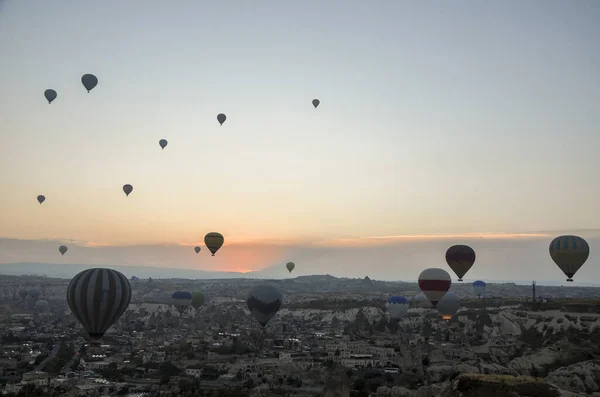 Színes Hőlégballonok Röpködnek Sziklák Völgyek Felett Reggeli Ködben Cappadociában Anatóliában — Stock Fotó