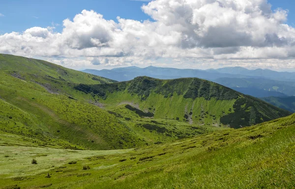 Paisaje Escénico Cordillera Chornohora Con Pendientes Verdes Día Verano Montañas —  Fotos de Stock