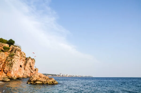 Hombre Vuela Parapente Sobre Costa Del Mar Mediterráneo Playa Fondo — Foto de Stock