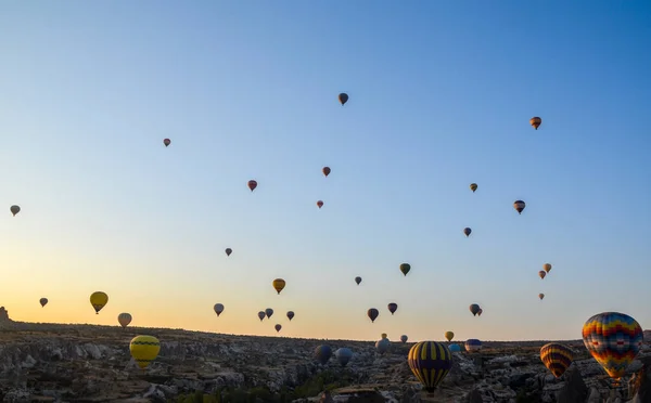 Napfelkelte Hegyekben Hőlégballonokkal Repül Cappadocia Vörös Völgy Égen Utazás Goreme — Stock Fotó