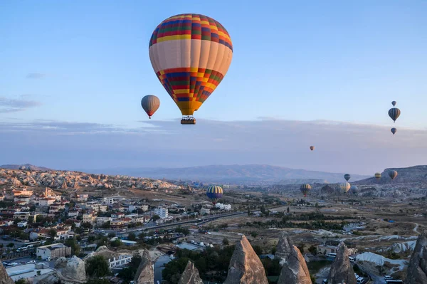 Des Montgolfières Volent Lever Soleil Sur Des Formations Rocheuses Dans — Photo