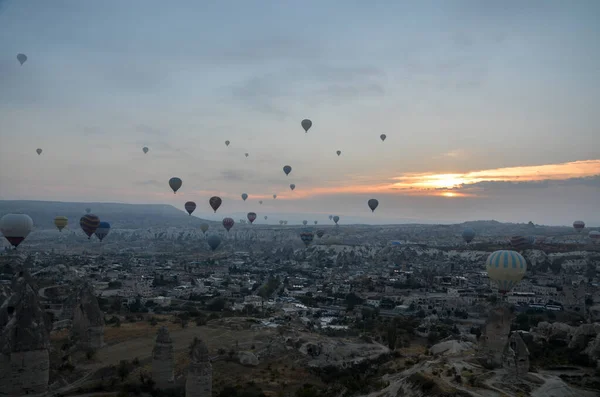 Színes Hőlégballonok Röpködnek Völgy Felett Sziklaképződmények Tündérkéményekkel Goreme Közelében Cappadocia — Stock Fotó