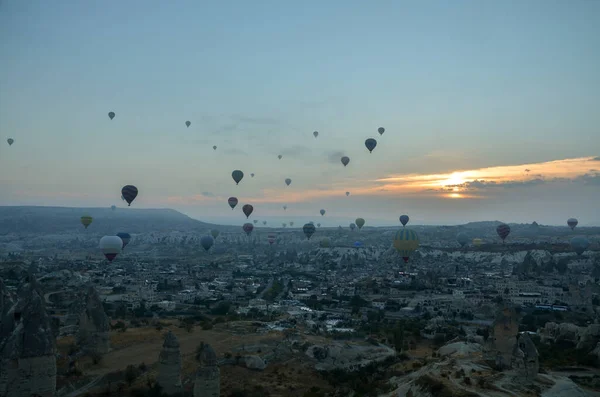 Színes Hőlégballonok Röpködnek Völgy Felett Sziklaképződmények Tündérkéményekkel Goreme Közelében Cappadocia — Stock Fotó