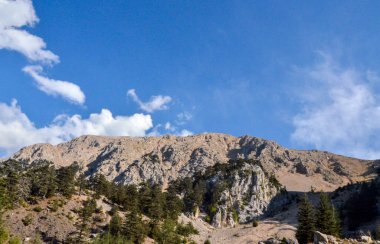 Dağların ve vadilerin panoramik manzarası, Lycian Yolu üzerindeki güzel doğa. Yürüyüş Dağları Keyif Türkiye
