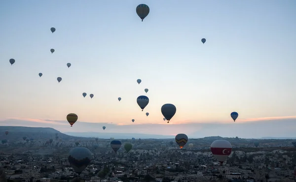 Palloni Aerostatici Colorati Che Sorvolano Paesaggio Roccioso Vallivo All Alba — Foto Stock