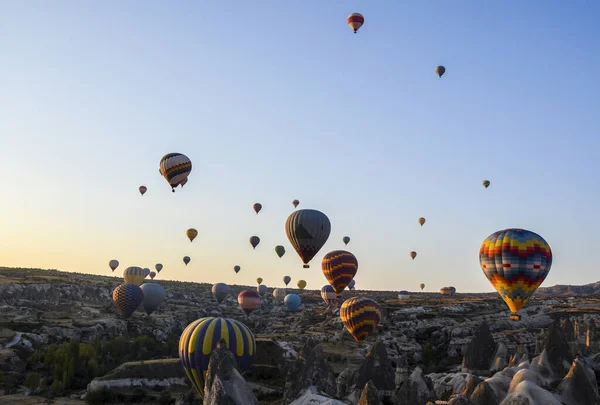 Színes Hőlégballonok Repülnek Napkeltekor Kőképződmények Felett Cappadocia Völgyében Törökország — Stock Fotó