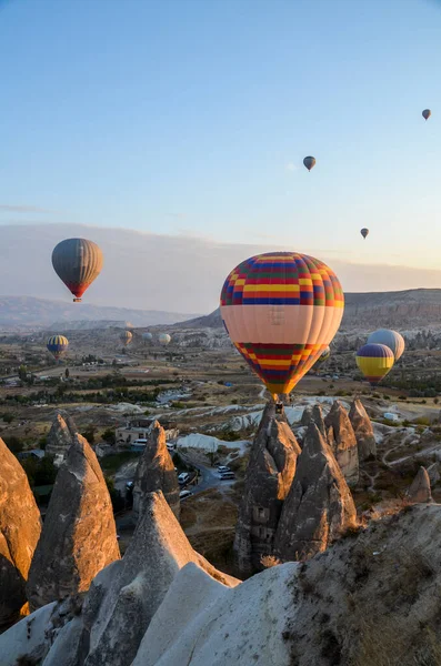 Des Montgolfières Volent Lever Soleil Sur Des Formations Rocheuses Dans — Photo