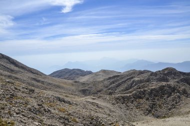 Türkiye 'nin Antalya kenti Kemer yakınlarındaki Tahtali dağının tepesinden Taurus dağlarına ve Akdeniz' e güzel bir manzara 