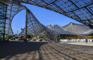 MUNİH, GERMANY - 24 SEPTEMBER 2013: Münih, Bavyera 'daki Olympia Park' ta Olimpiyat stadyumunun (Olympiastadion) ilginç ve eşsiz cam çatısı