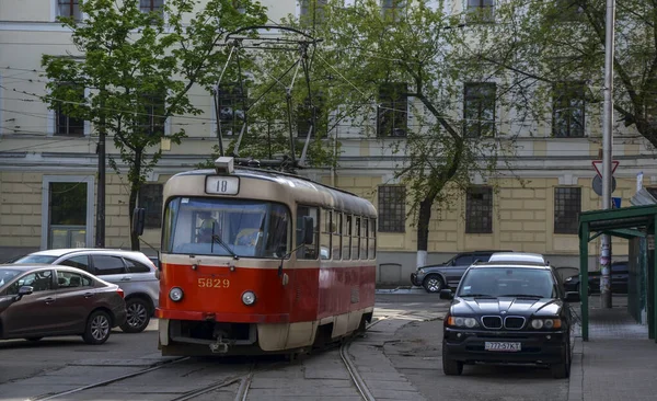 Kyiv Ukraine Kwiecień 2014 Czerwony Stary Tramwaj Kursuje Ulicy Podil — Zdjęcie stockowe