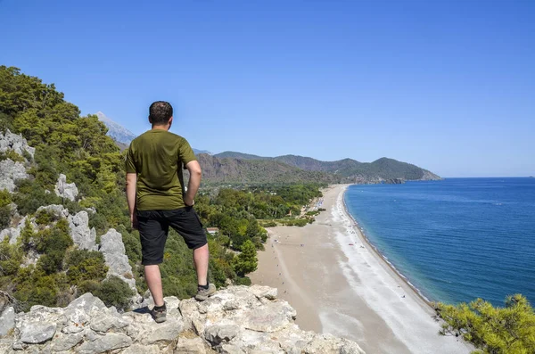 Vista Posteriore Uomo Piedi Sulla Roccia Sulla Costa Guardando Sulla — Foto Stock