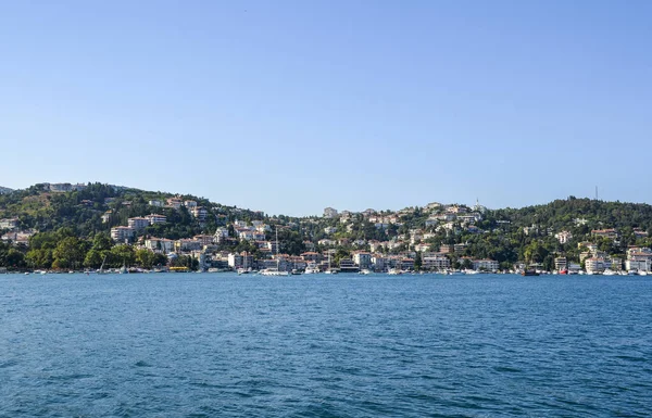 İstanbul, Türkiye 'deki yerleşim alanı manzarası, yamaçtaki liman renkli evler ve İstanbul Boğazı' ndan bir park.