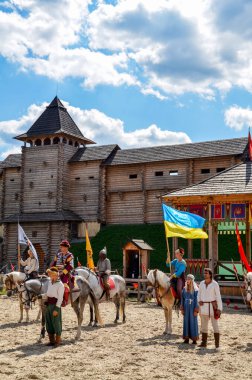 KOPACHIV, UKRAINE - 23 AĞUSTOS 2014: Ukrayna 'nın başkenti Kyiv yakınlarındaki Kopachiv kasabasındaki Kievan Rus etnoparkındaki tarihi Ortaçağ kültürü yeniden inşa festivalinde at gösterisi performansı