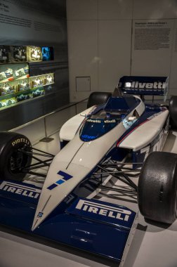 MUNICH, Almanya - 24 Eylül 2013: Efsanevi Brabham BT52 Formülü 1 yarış arabası 1983 Münih, Almanya 'daki BMW müzesinde sergilendi