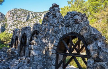Akdeniz kıyısındaki Lycian yolunda yer alan antik Olimpos kentinin taş duvarları. Cirali, Türkiye