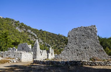 Akdeniz kıyısındaki Lycian yolunda yer alan antik Olimpos kentinin taş duvarları. Cirali, Türkiye