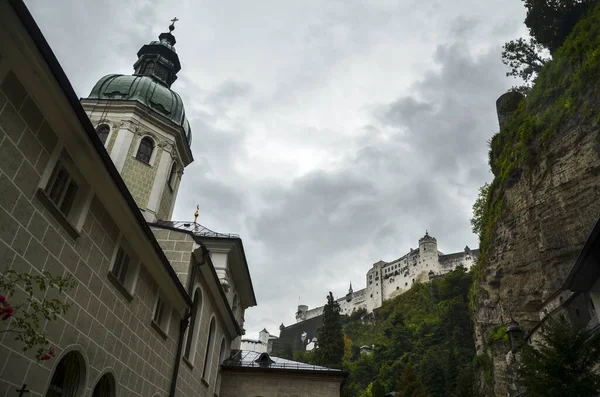 Вид Середньовічний Замок Festung Hohensalzburg Собор Salzburger Dom Похмурий Час — стокове фото