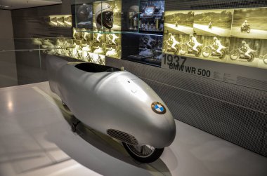 MUNICH, Almanya - 24 Eylül 2013: Efsanevi süper şarjlı yarış motosikleti BMW WR 750 yıl 1937 BMW Müzesi 'nde sergilendi.