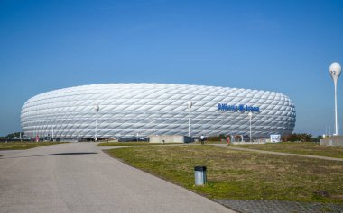 MUNICH, Almanya - 24 Eylül 2013: FC Bayern Münih Allianz için ev sahibi futbol stadyumu manzarası