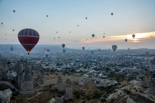 Színes Hőlégballon Repül Sziklák Völgy Táj Cappadocia Közelében Goreme Törökország — Stock Fotó