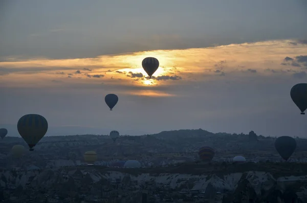 Színes Hőlégballon Repül Sziklák Völgy Táj Cappadocia Közelében Goreme Törökország — Stock Fotó