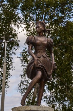 EGER, HUNGARY - 27 EPTEMBER 2013: Eger kasabasındaki Güzel Kadınlar Vadisi 'nde şarap üretimi ve termal yaylarıyla ünlü genç bir bayanın anıtı.