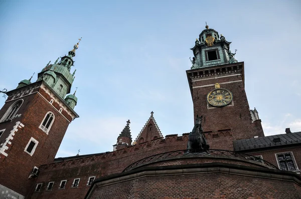 クラクフのWawel Royal Castleの塔の時計 ポーランドで最も歴史的 文化的に重要な場所です — ストック写真
