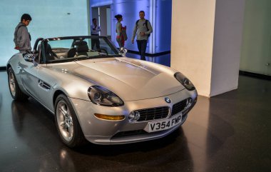 MUNİH, GERMANY - 24 Eylül 2013: Almanya 'nın Münih kentindeki BMW müzesinde gümüş roadster BMW Z8 yıl 1999 sergisi