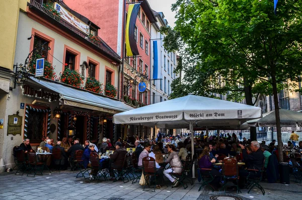 Munich Germany September 2013 Люди Відпочивають Кафе Вулиці Старому Місті — стокове фото