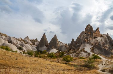 Türkiye 'nin Kapadokya Vadisi' ndeki antik aşınmış beyaz ve pembe kumtaşı oluşumlarının güzel manzarası