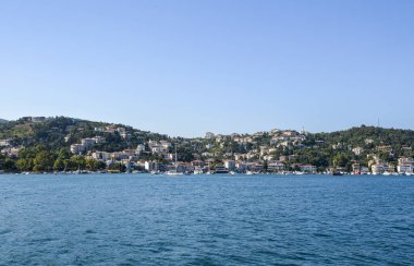 İstanbul, Türkiye 'deki yerleşim alanı manzarası, yamaçtaki liman renkli evler ve İstanbul Boğazı' ndan bir park.