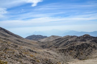 Türkiye 'nin Antalya kenti Kemer yakınlarındaki Tahtali dağının tepesinden Taurus dağlarına ve Akdeniz' e güzel bir manzara 