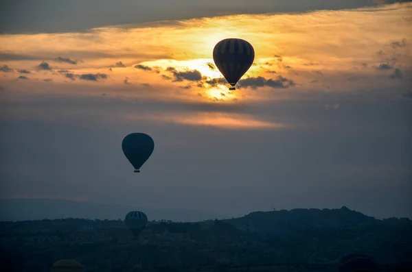 Színes Hőlégballon Repül Sziklák Völgy Táj Cappadocia Közelében Goreme Törökország — Stock Fotó