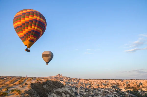 Montgolfière Volant Avec Château Uchisar Arrière Plan Cappadoce Turquie — Photo