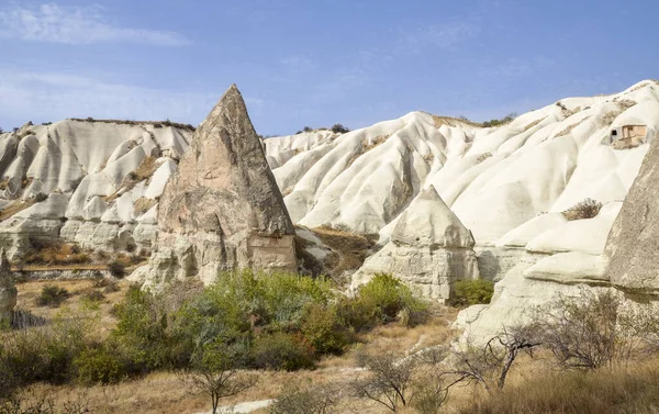 Niesamowite Krajobrazy Starożytne Domy Jaskiniowe Formacje Skalne Kolorowej Dolinie Gołębi — Zdjęcie stockowe