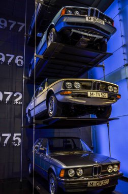 MUNICH, GERMANY - 24 Eylül 2013: BMW Münih, Bavyera, Almanya Müzesi 'nde sergilenen farklı klasik araba seviyeleri