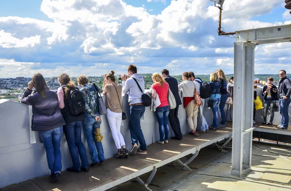 Lviv Ucrania Mayo 2013 Turistas Mirando Paisaje Urbano Una Torre — Foto de Stock