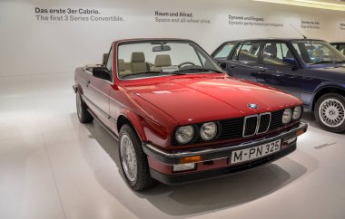 MUNICH, GERMANY - 24 EYLÜL 2013 BMW ilk 3 serisi BMW üstü açık sergi ve BMW Müzesi 'ndeki efsanevi araba ve motosiklet modellerinin başarıları.