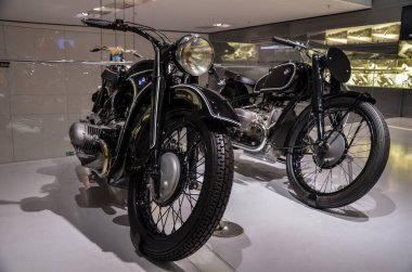 MUNICH, GERMANY - 24 Eylül 2013 BMW R37 R17 R51 RS Motorsiklet Sergisi ve BMW Müzesi 'ndeki efsanevi araba ve motosiklet modellerinin başarıları.