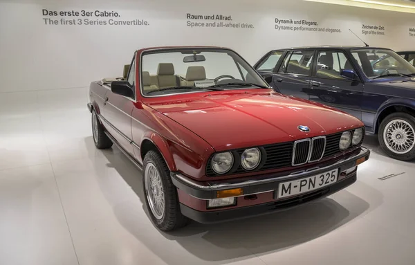 MUNICH, GERMANY - 24 EYLÜL 2013 BMW ilk 3 serisi BMW üstü açık sergi ve BMW Müzesi 'ndeki efsanevi araba ve motosiklet modellerinin başarıları.