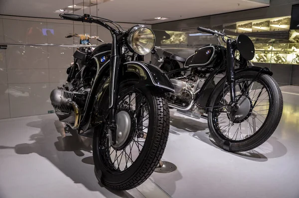 MUNICH, GERMANY - 24 Eylül 2013 BMW R37 R17 R51 RS Motorsiklet Sergisi ve BMW Müzesi 'ndeki efsanevi araba ve motosiklet modellerinin başarıları.