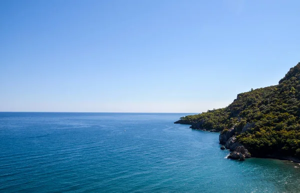 Agua Turquesa Cubierta Montañas Por Árboles Mar Mediterráneo Cerca Antigua — Foto de Stock