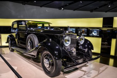 MUNICH, GERMANY - 24 Eylül 2013 Rolls-Royce Phantom II 1929-35 Sergisi ve BMW Müzesi 'ndeki efsanevi araba ve motosiklet modellerinin başarıları