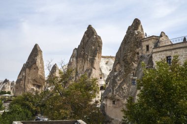 Türkiye 'nin Kapadokya kentindeki antik mağara kenti Goreme yakınlarındaki taş evlerin kaya oluşumları