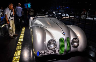MUNICH, GERMANY - 24 Eylül 2013: Almanya 'nın Münih kentindeki BMW Müzesi' nde efsanevi araba ve motosiklet modelleri sergisinde gümüş BMW 328 Mille Miglia Roadster (1939)